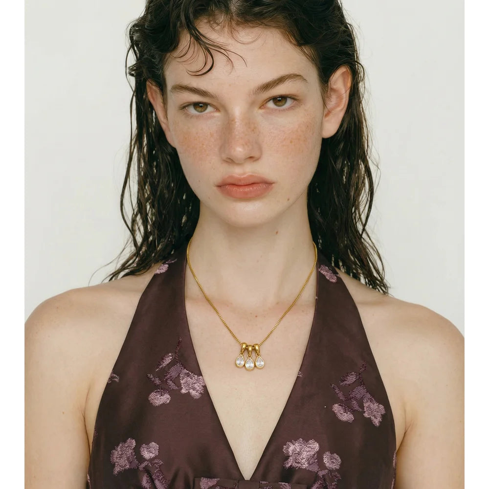 Collier avec breloques en forme de goutte ornées de zircons, porté – Charmhabit