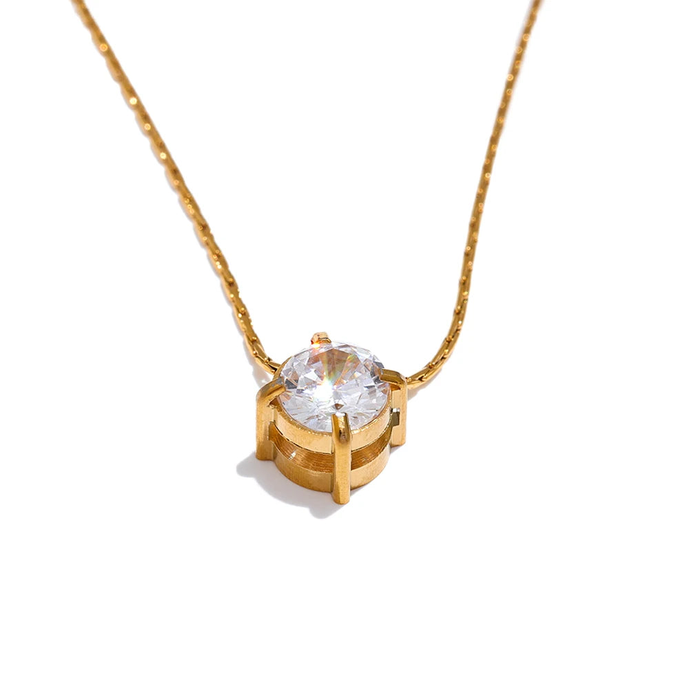 Collier solitaire en zircon, doré, sur fond clair – Charmhabit