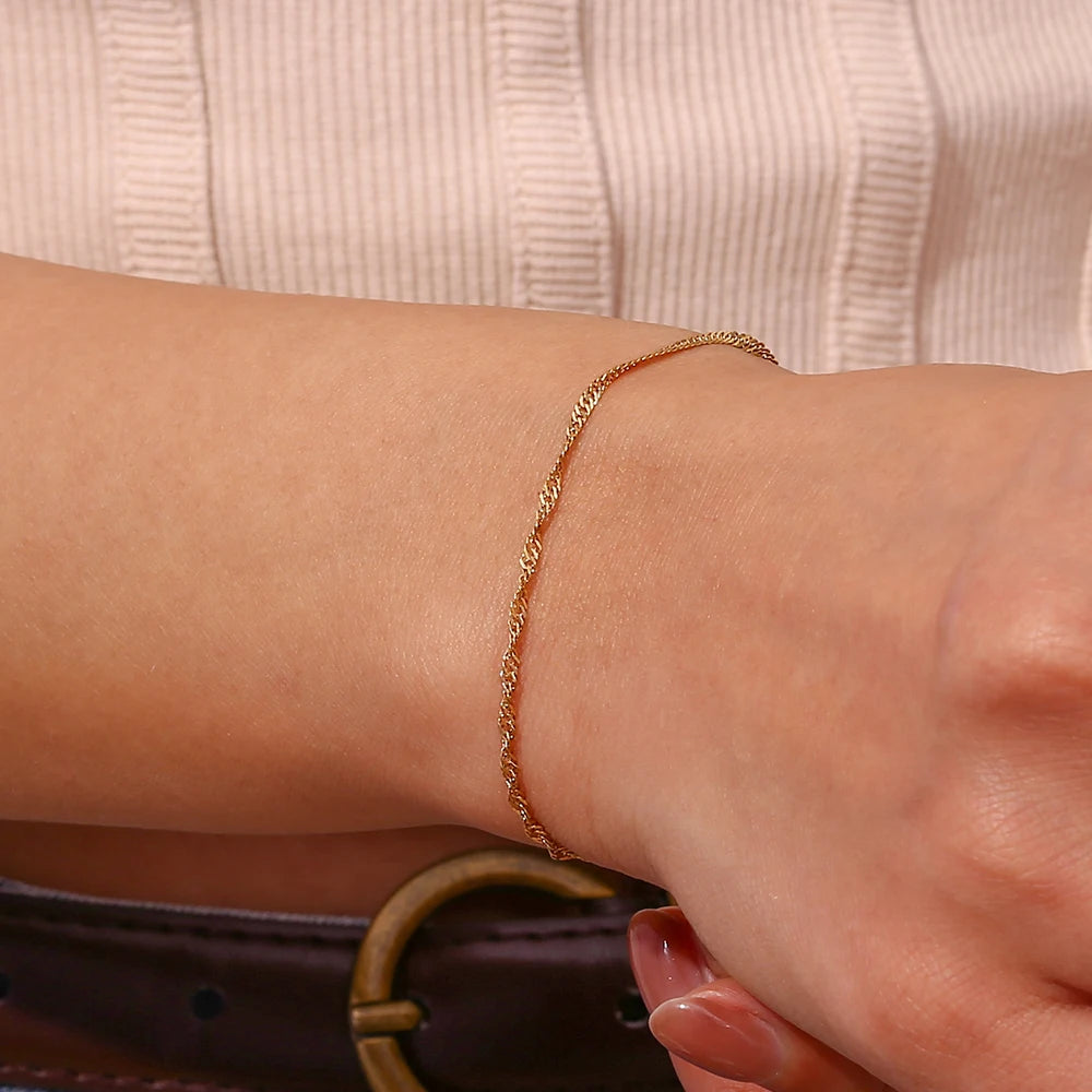Bracelet Waterwave, doré, porté au poignet – Charmhabit