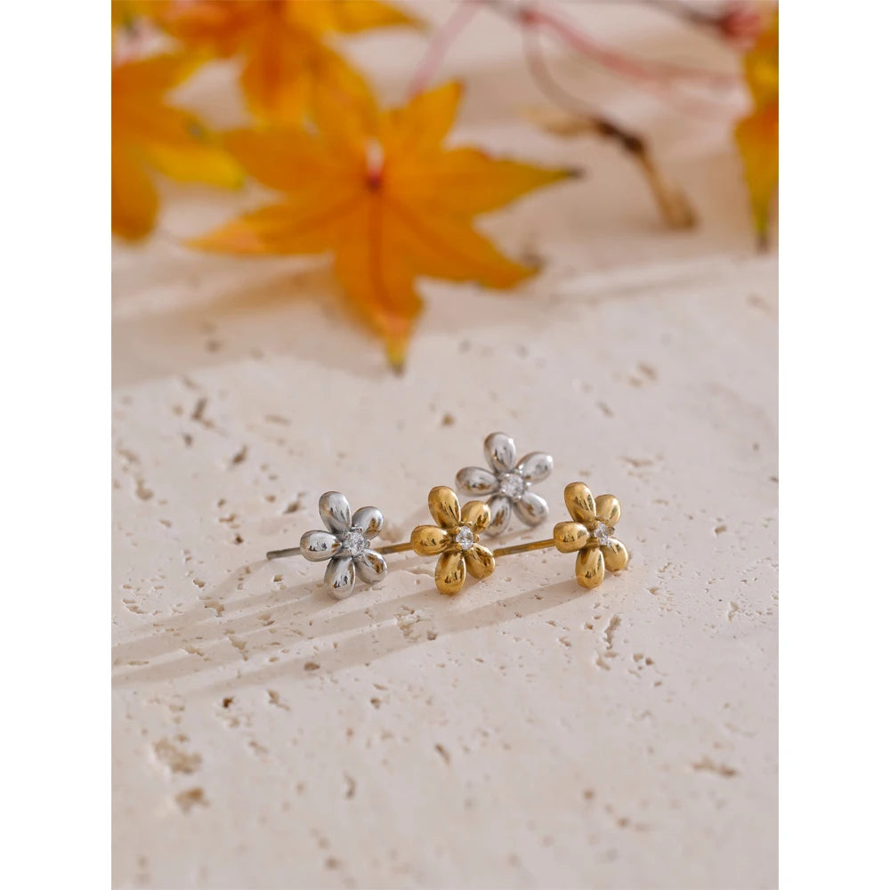 Blumen-Ohrstecker mit Zirkonia, Stimmungsbild – Charmhabit