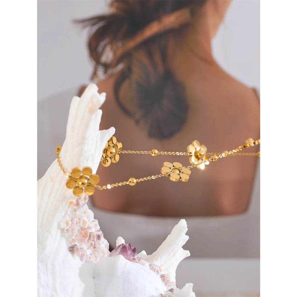 Collier avec petites fleurs, porté – Charmhabit