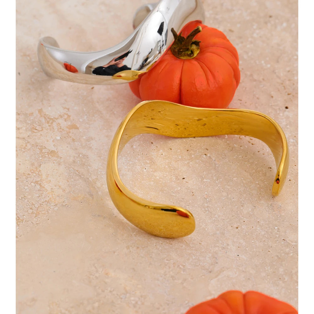 Glatte offene Manschette, Gold und Silber, auf hellem Untergrund – Charmhabit
