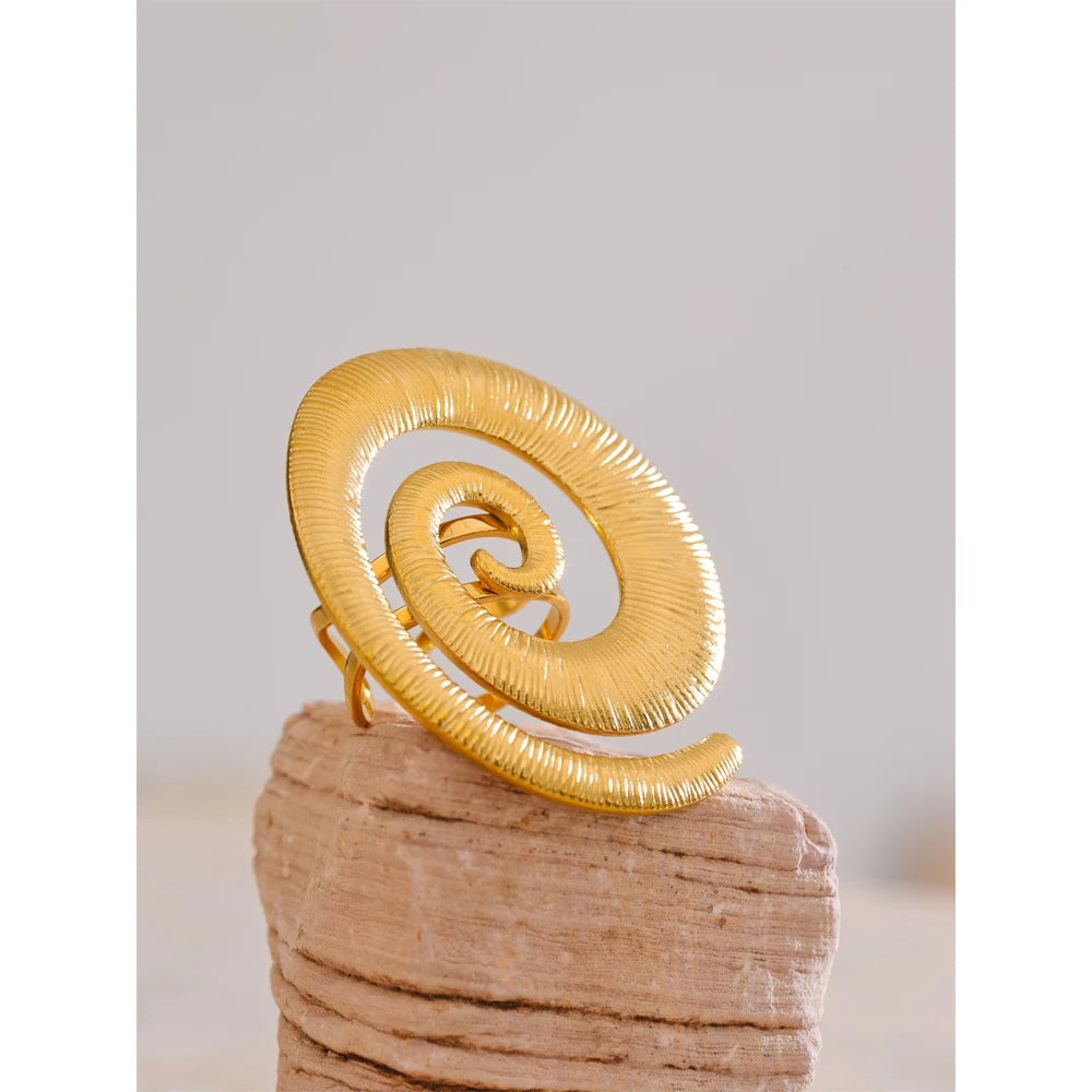 Spiralring mit Relief, Stimmungsbild – Charmhabit