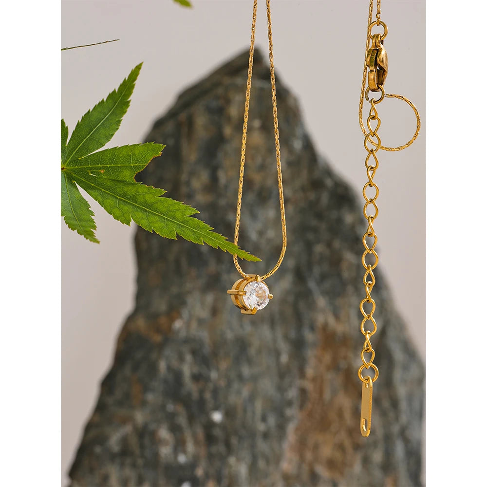 Collier solitaire en zircon, doré, sur une pierre avec une feuille – Charmhabit