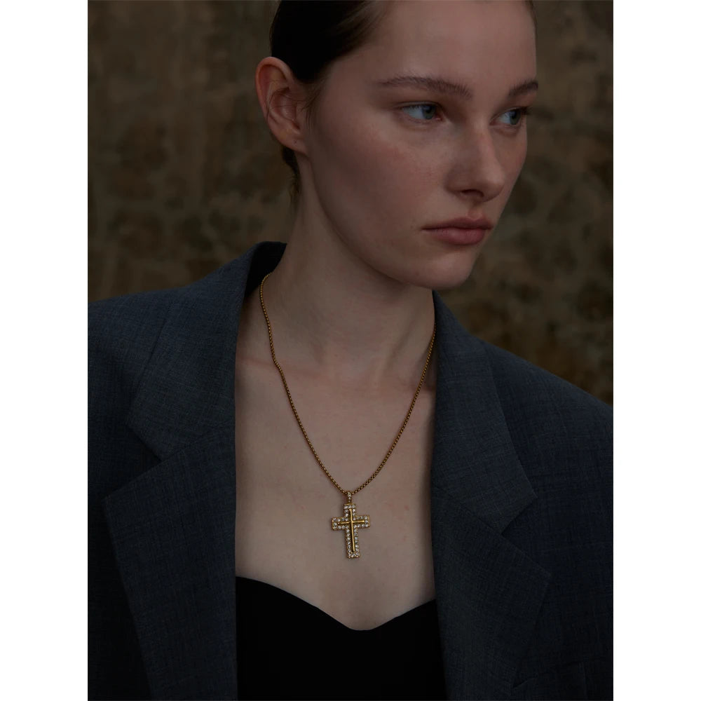 Kette mit großem Zirkonia-Kreuz, getragen – Charmhabit