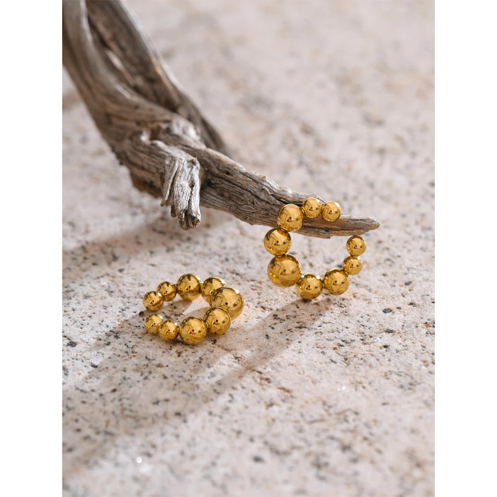 Close-up of a beaded ear cuff, gold – Charmhabit