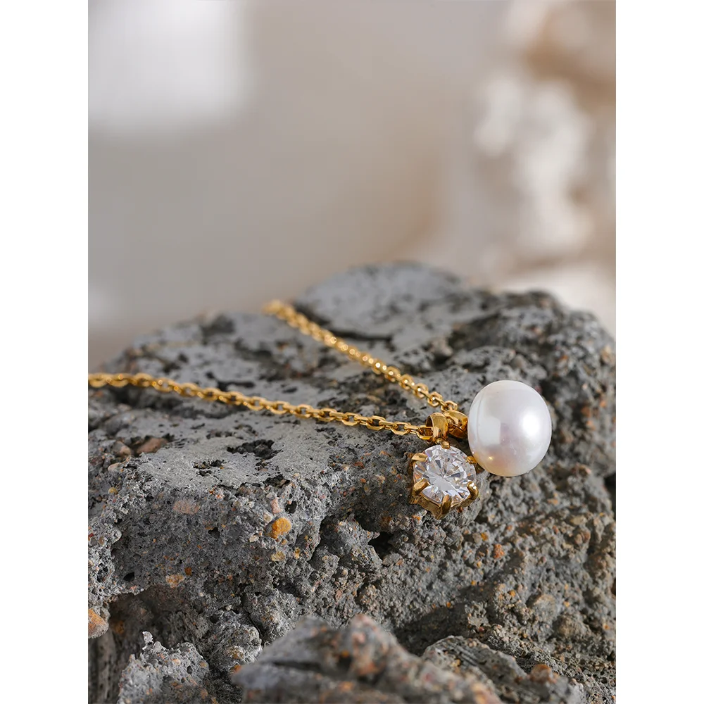 Collier avec pendentif perle et zircon, photo d'ambiance – Charmhabit