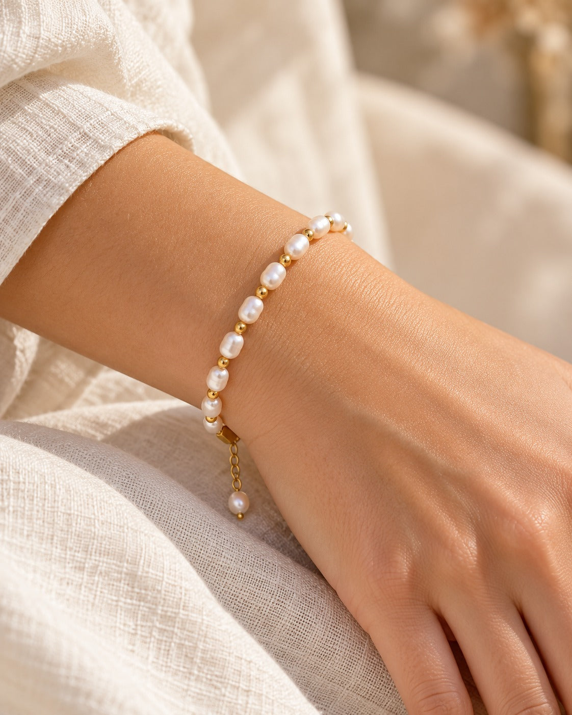 Perlenarmband mit Kugeln, goldfarben, getragen – Charmhabit
