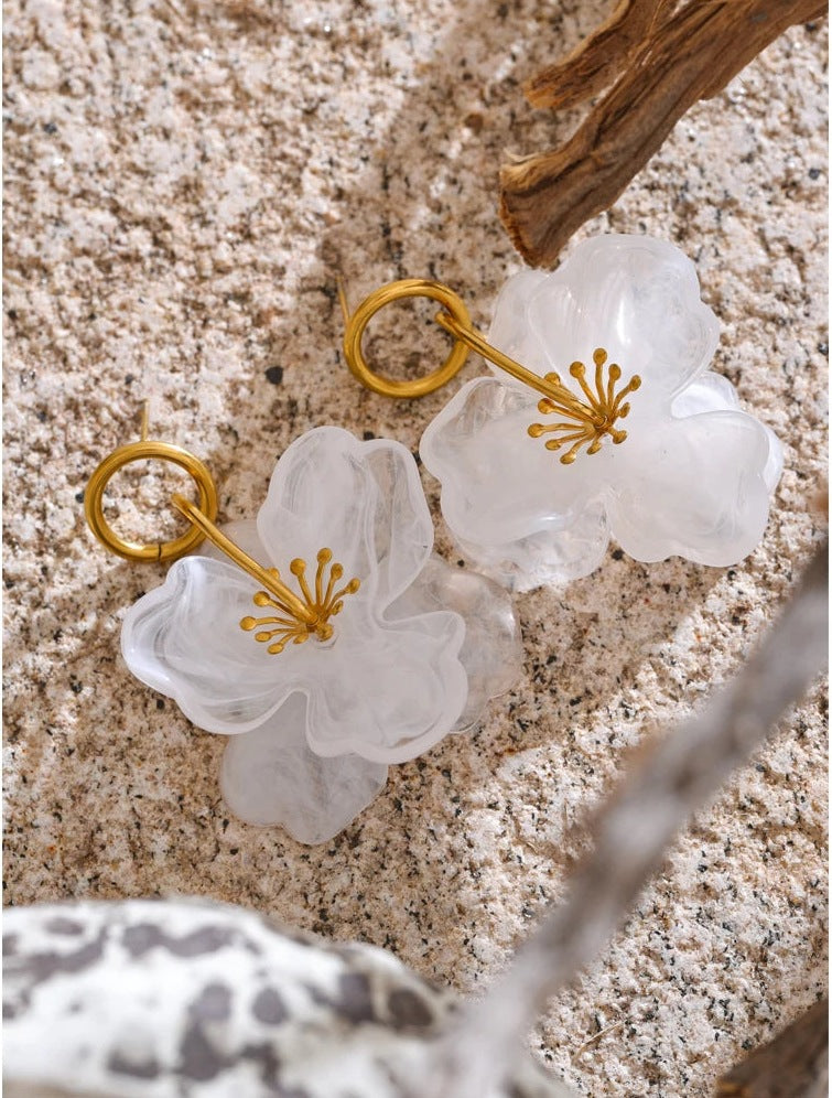 Pendants d'oreilles fleur en résine blanche sur une pierre – Charmhabit