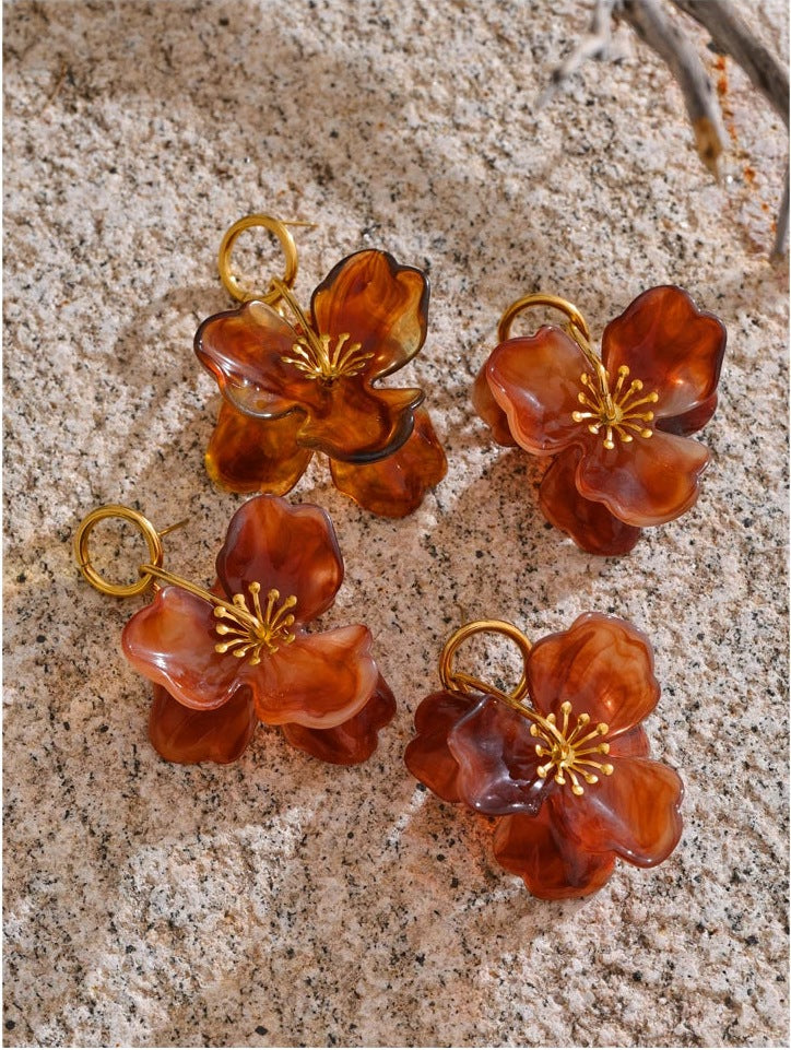 Pendants d'oreilles fleur en résine ambrée sur une pierre – Charmhabit