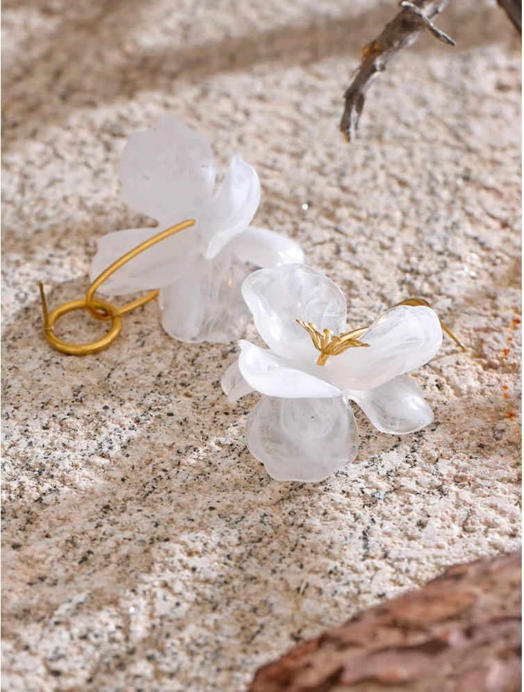 Pendants d'oreilles fleur en résine blanche, photo d'ambiance – Charmhabit
