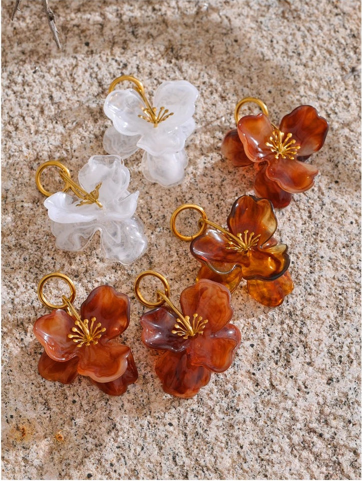 Pendants d'oreilles fleur en résine blanche et ambrée sur une pierre – Charmhabit