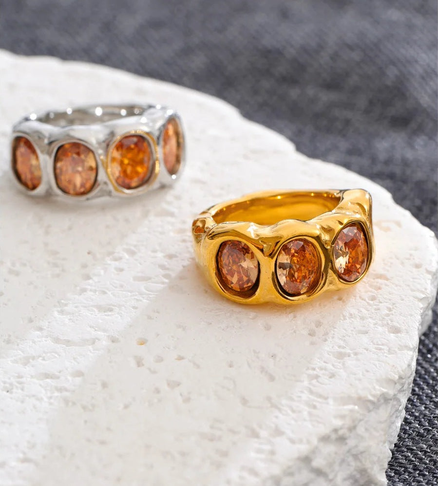Bague large avec zircons couleur champagne, dorée et argentée, sur pierre – Charmhabit