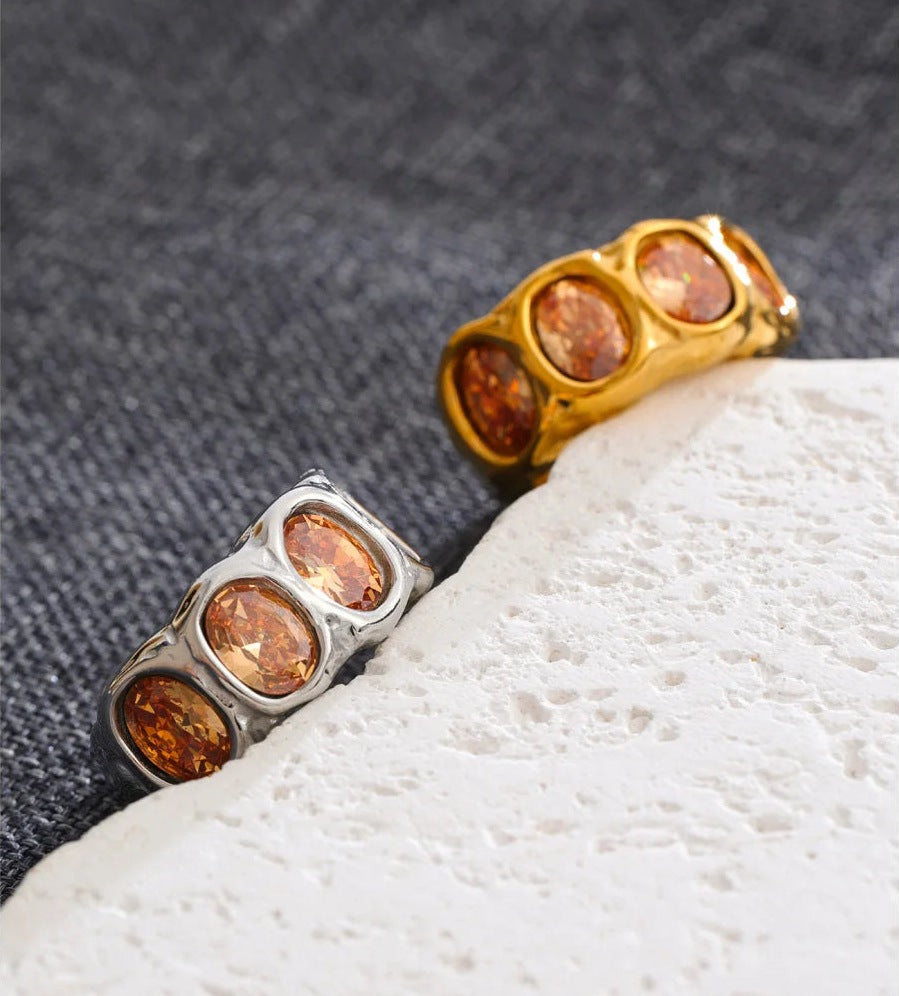 Bague large avec zircons couleur champagne, dorée et argentée, photo d'ambiance – Charmhabit