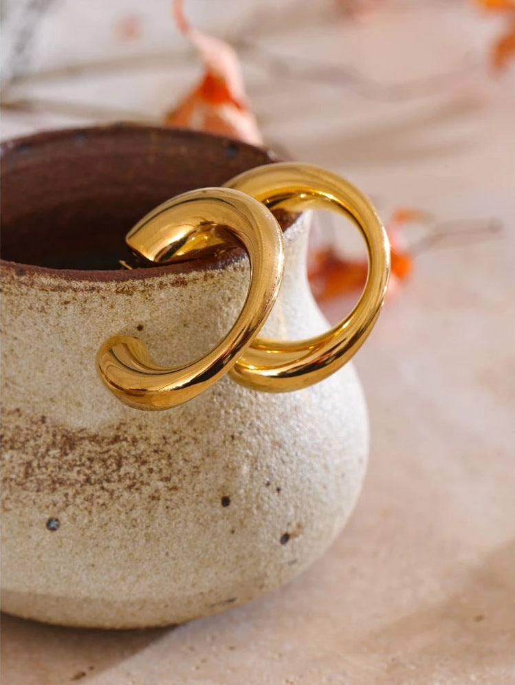 Chunky C-shaped hoop earrings in gold tone on ceramics – Charmhabit