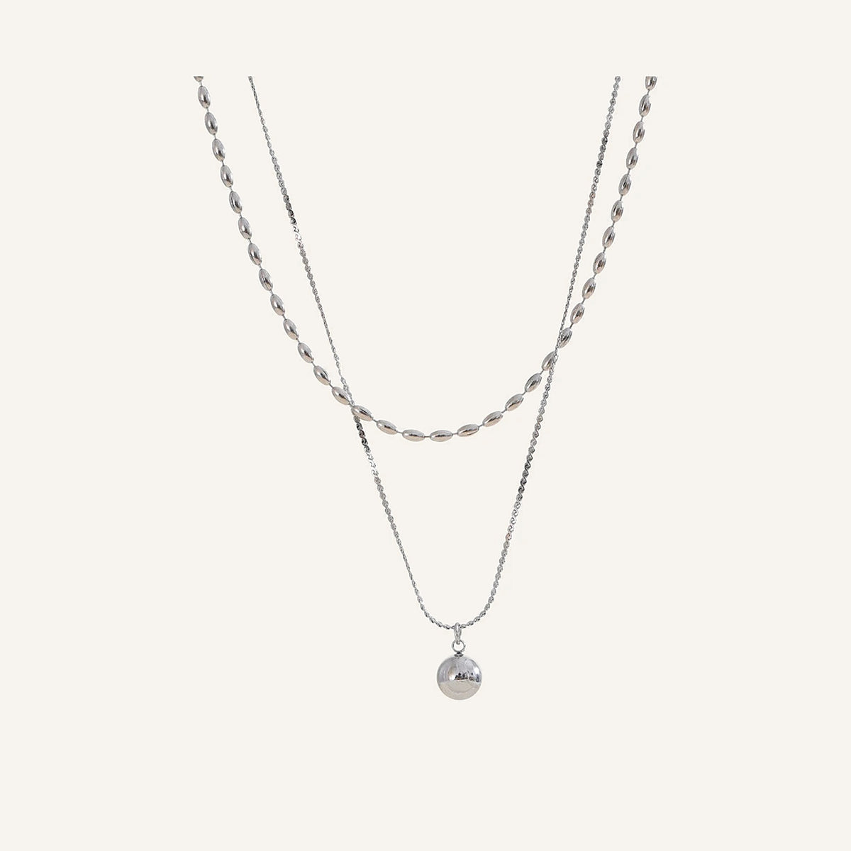 Collier double avec pendentif boule, argenté, sur fond clair – Charmhabit