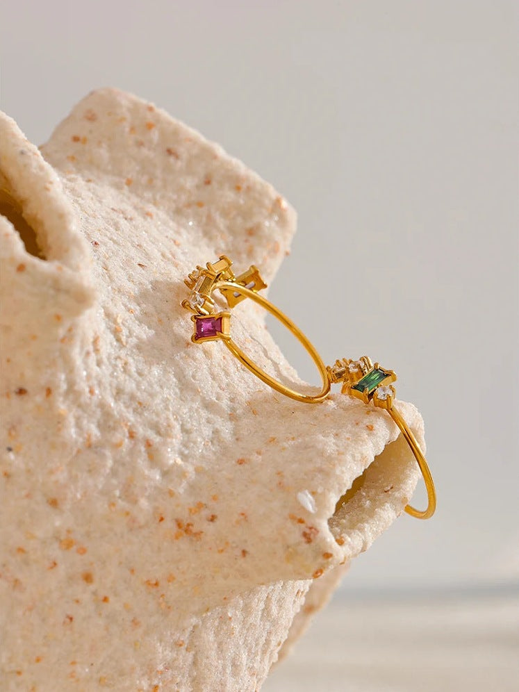 Bague fine avec zircons colorés sur une pierre claire – Charmhabit
