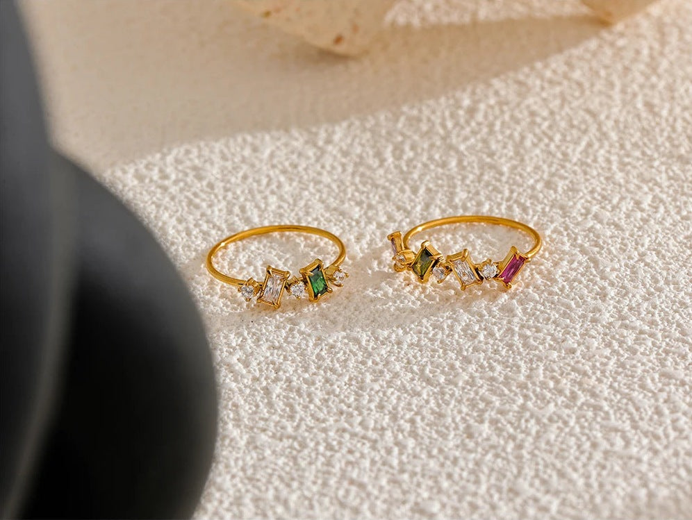 Bagues fines avec zircons colorés sur une surface douce – Charmhabit