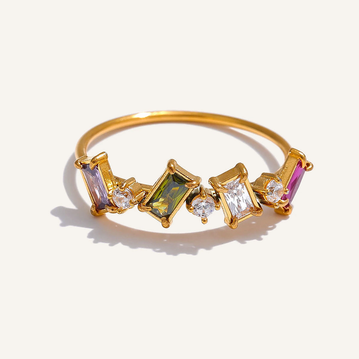 Bague fine avec zircons colorés, multicolore, sur fond clair – Charmhabit