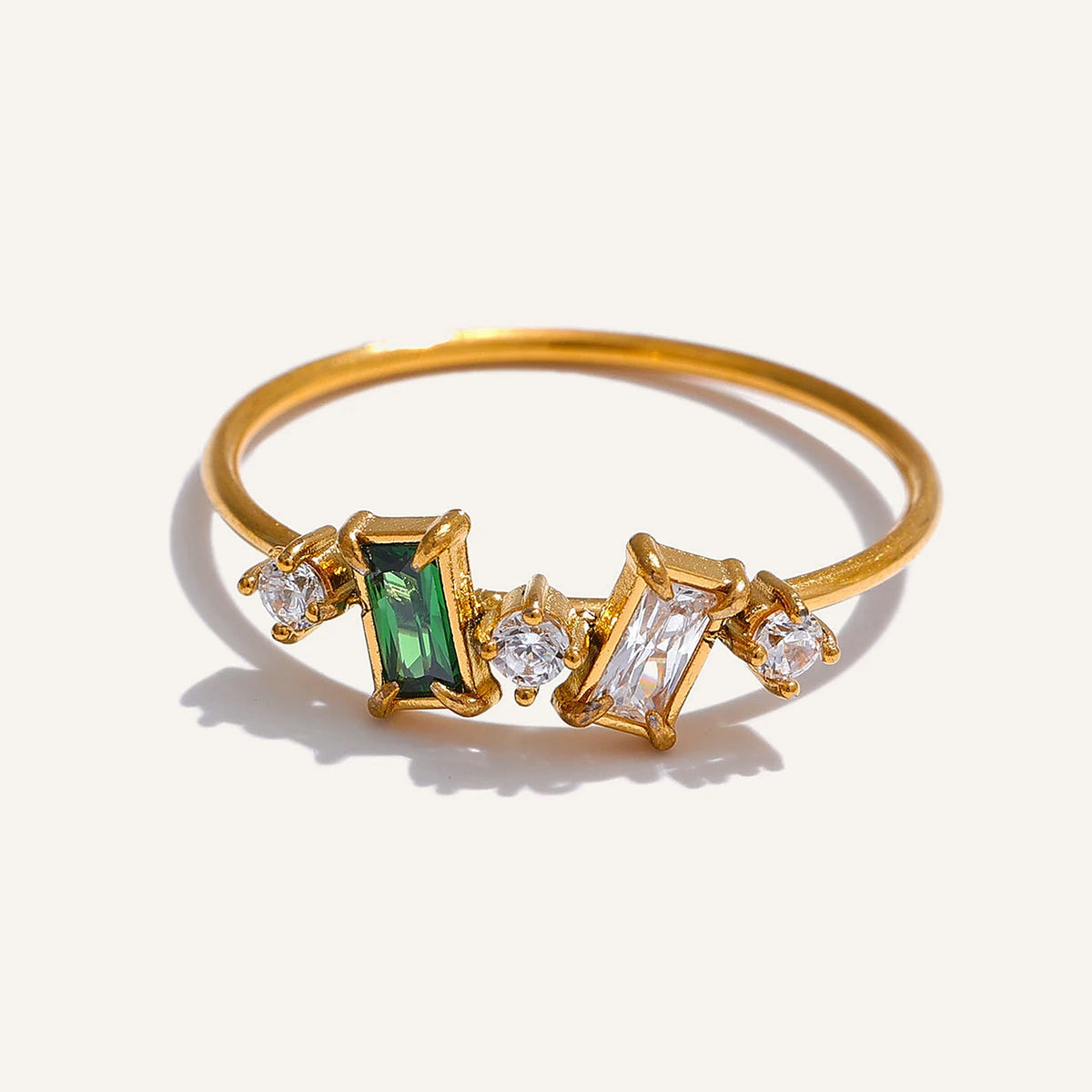 Bague fine avec zircons verts sur fond clair – Charmhabit