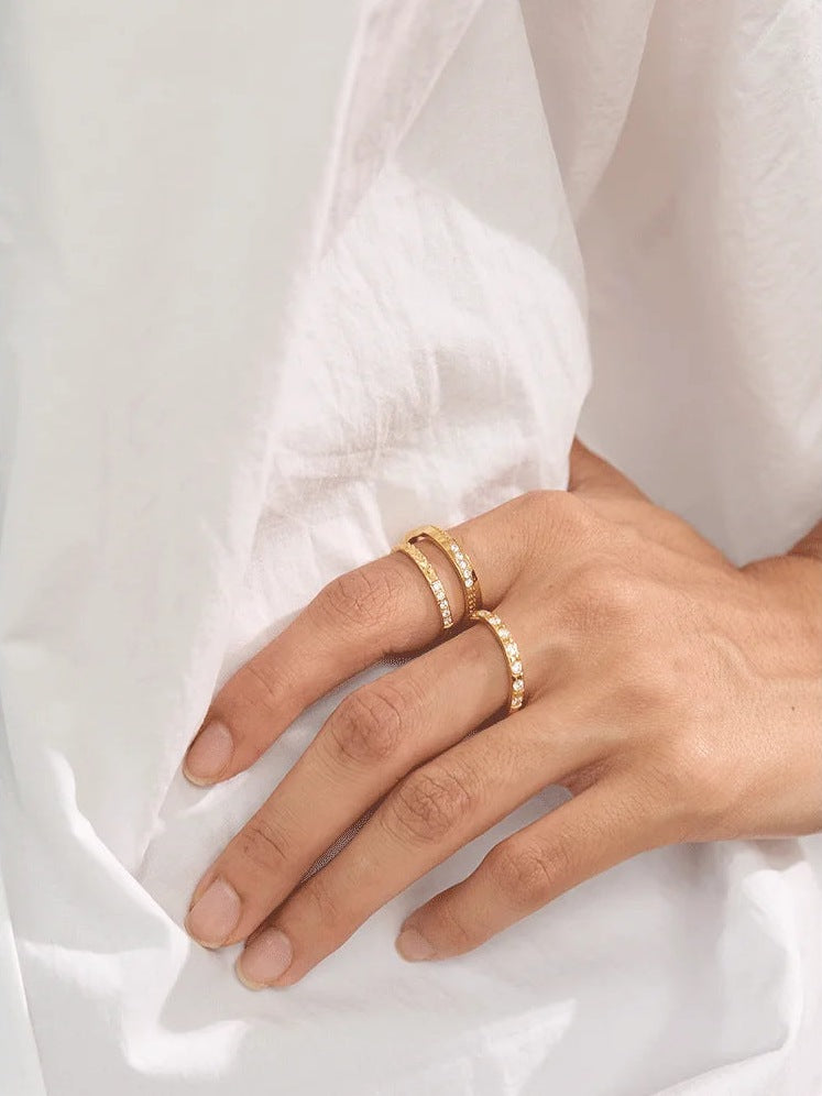 Schmaler Zirkonia-Stapelring, an der Hand getragen – Charmhabit