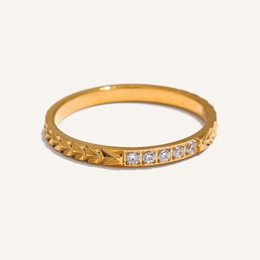 Slim ring with cubic zirconia and arrow motif, gold tone – Charmhabit