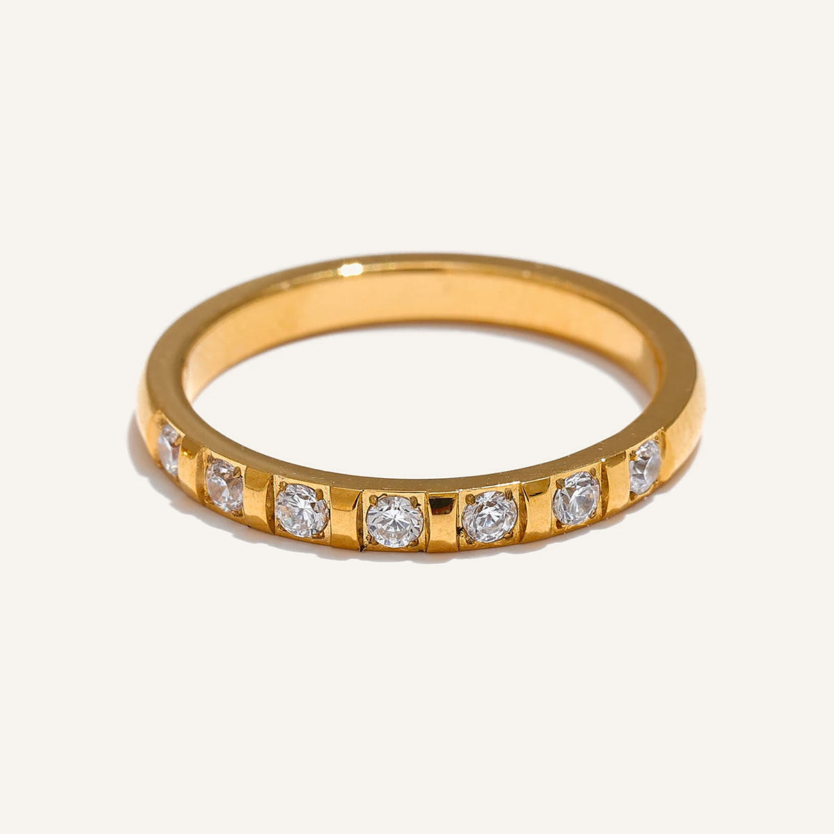 Schmaler Ring mit Zirkonia in Blockfassung, goldfarben – Charmhabit