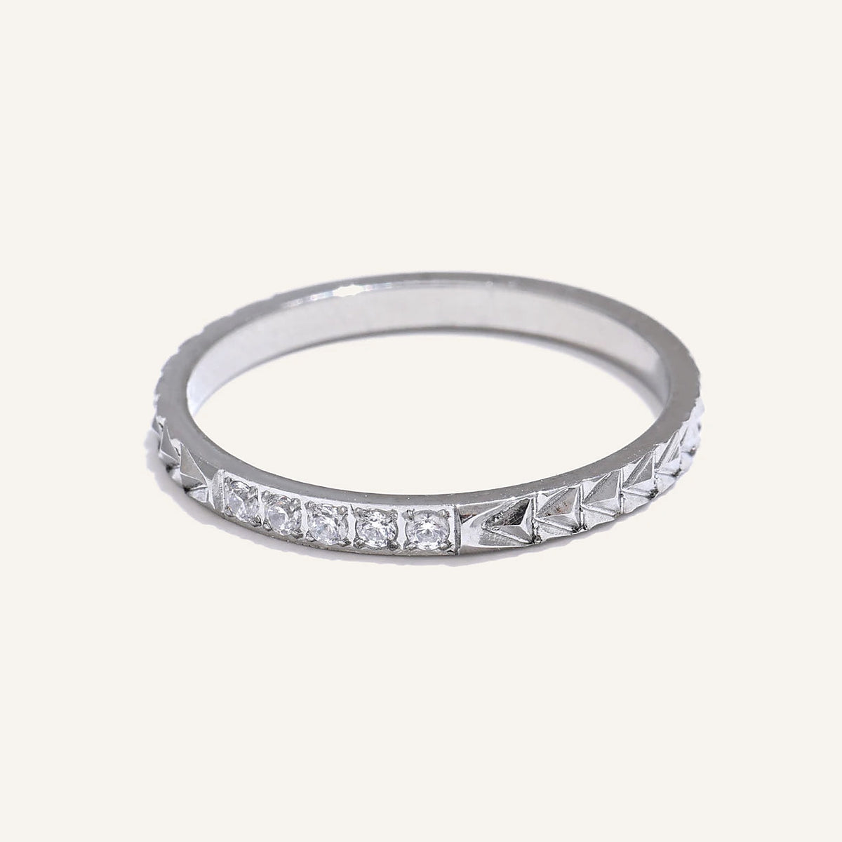 Schmaler Ring mit Zirkonia und Pfeilmotiv, silberfarben – Charmhabit