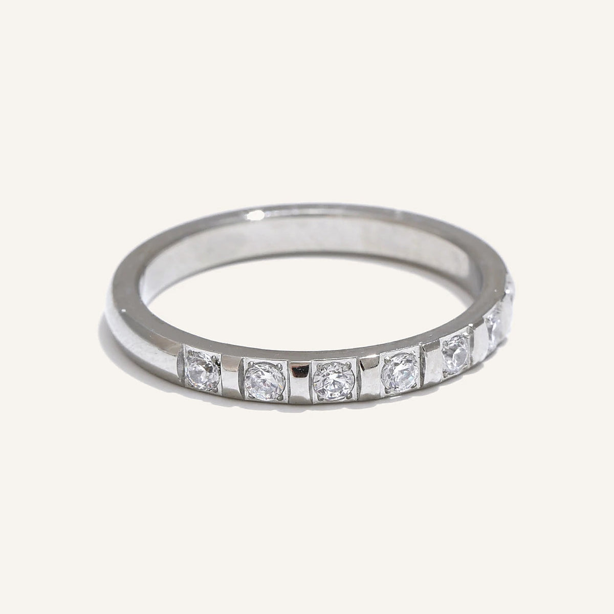 Schmaler Ring mit Zirkonia in Blockfassung, silberfarben – Charmhabit