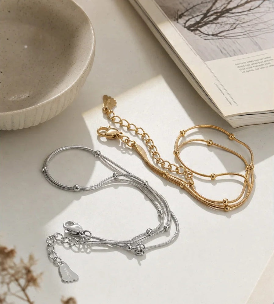 Doppeltes Fußkettchen mit Kügelchen in Gold- und Silberfarbe – Charmhabit