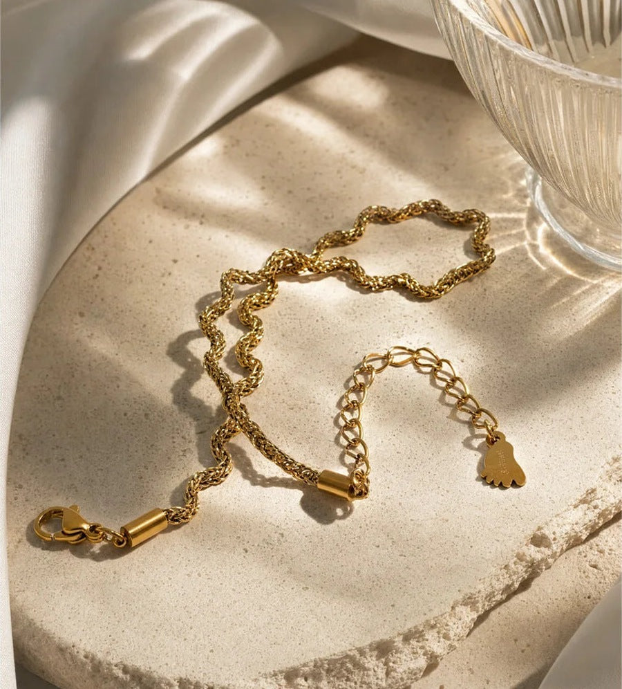 Bracelet de cheville à chaîne torsadée sur une plaque claire – Charmhabit