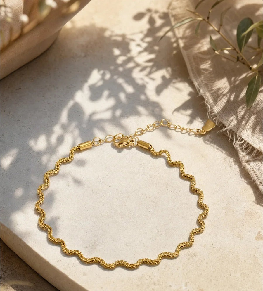 Bracelet de cheville à chaîne torsadée, photo d'ambiance – Charmhabit