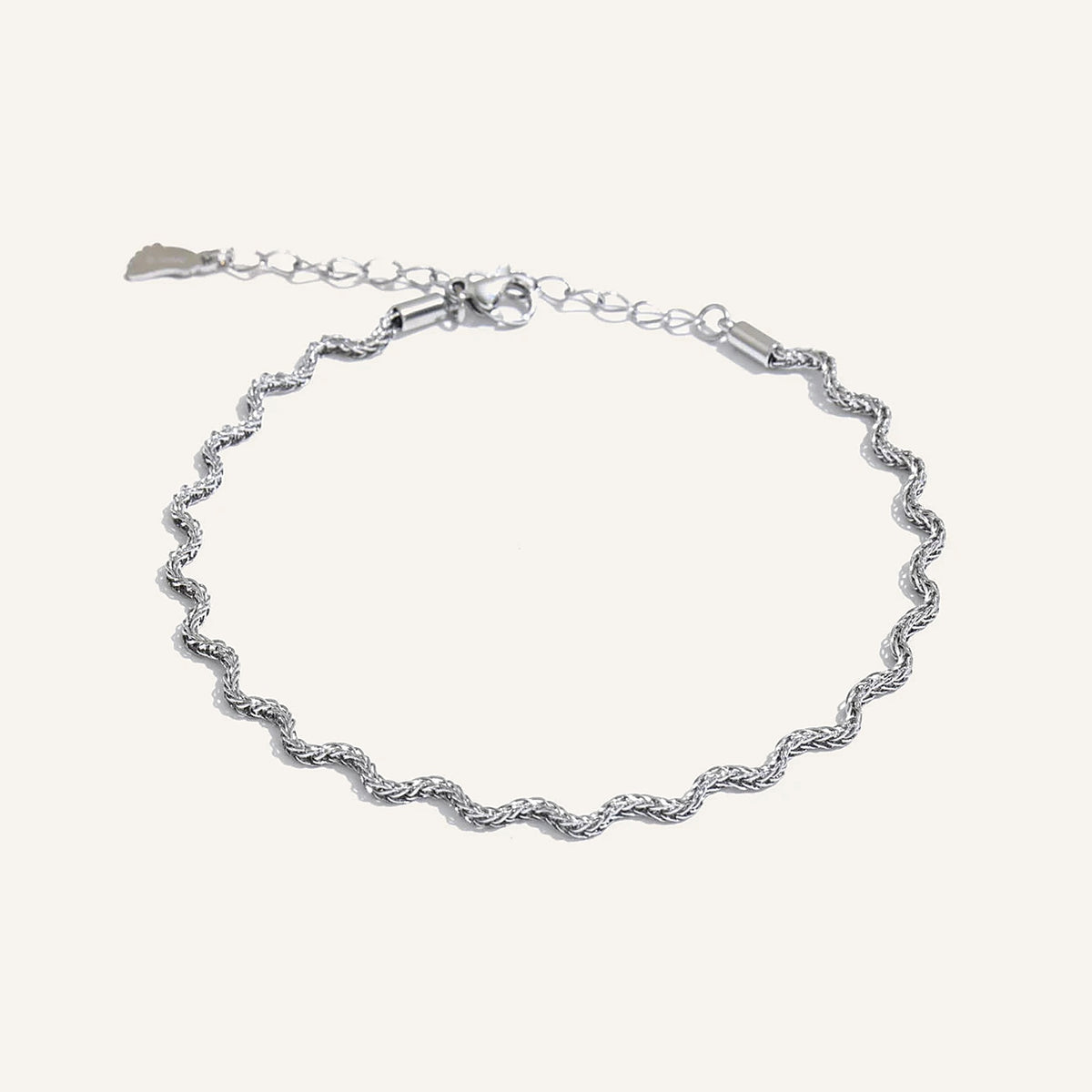 Bracelet de cheville à chaîne torsadée, argenté, sur fond clair – Charmhabit