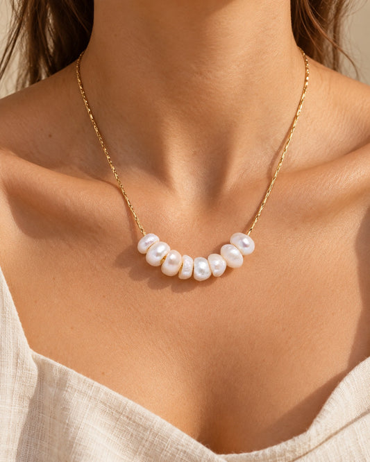Feine Kette mit Perlen, goldfarben, getragen – Charmhabit