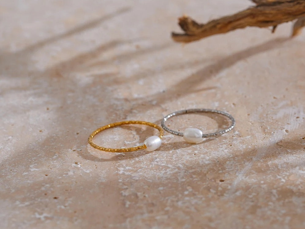 Feiner Perlenring in goldfarbenen und silberfarbenen Ausführungen auf Stein – Charmhabit