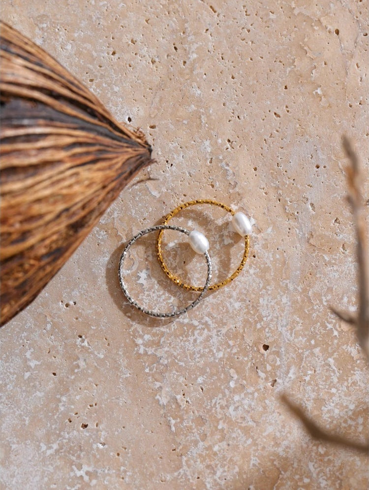 Feiner Perlenring in goldfarbenen und silberfarbenen Ausführungen, Stimmungsbild – Charmhabit