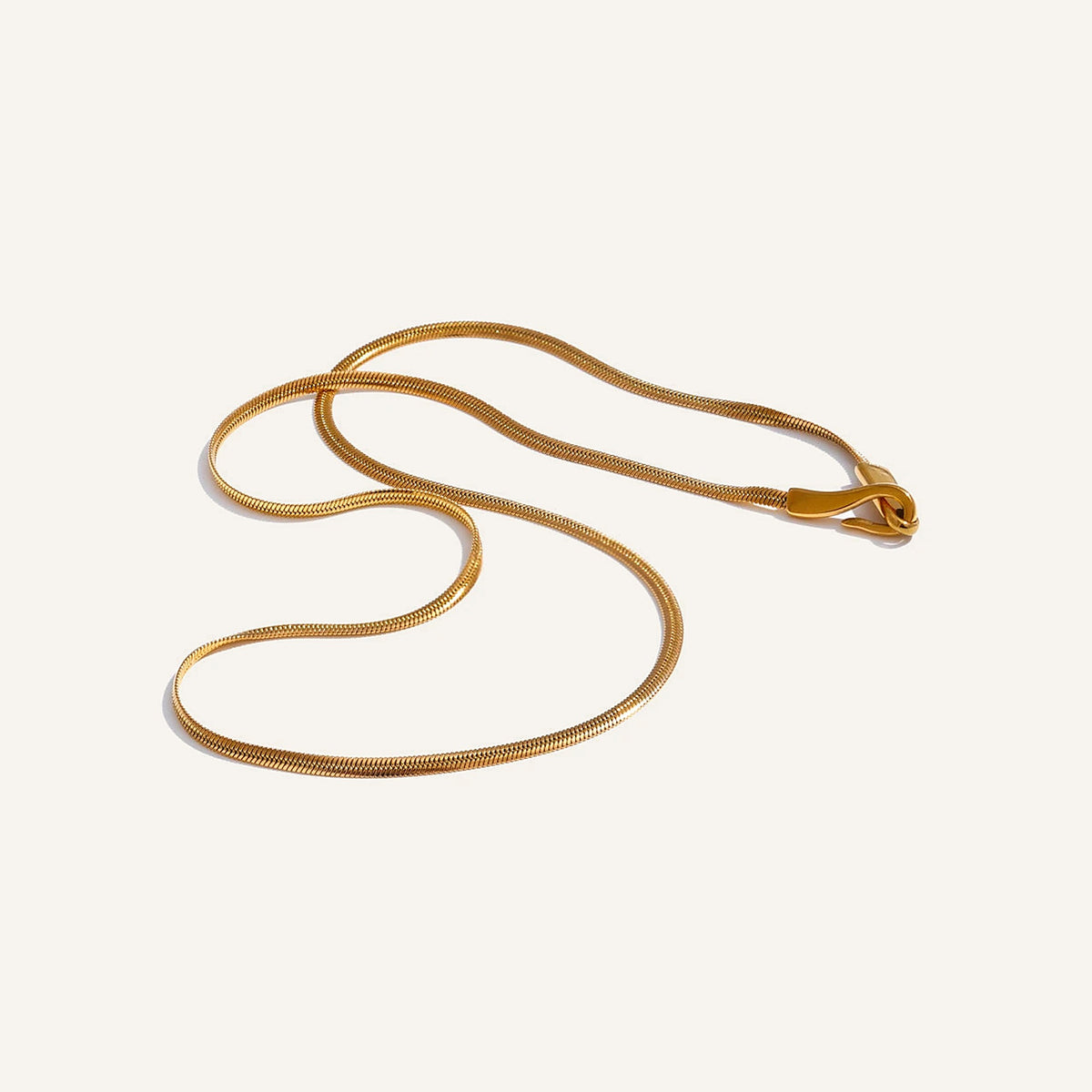 Feine Schlüsselbeinkette, goldfarben, auf hellem Hintergrund – Charmhabit