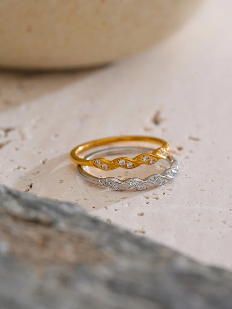 Gedrehter Ring mit Zirkonia, gold- und silberfarben, Stimmungsbild – Charmhabit