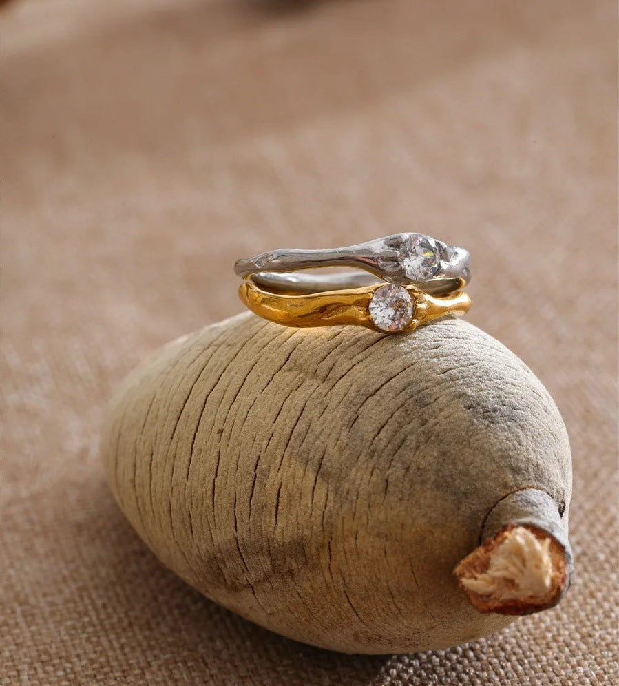 Bague solitaire ondulée avec zircon dans un décor soigné – Charmhabit