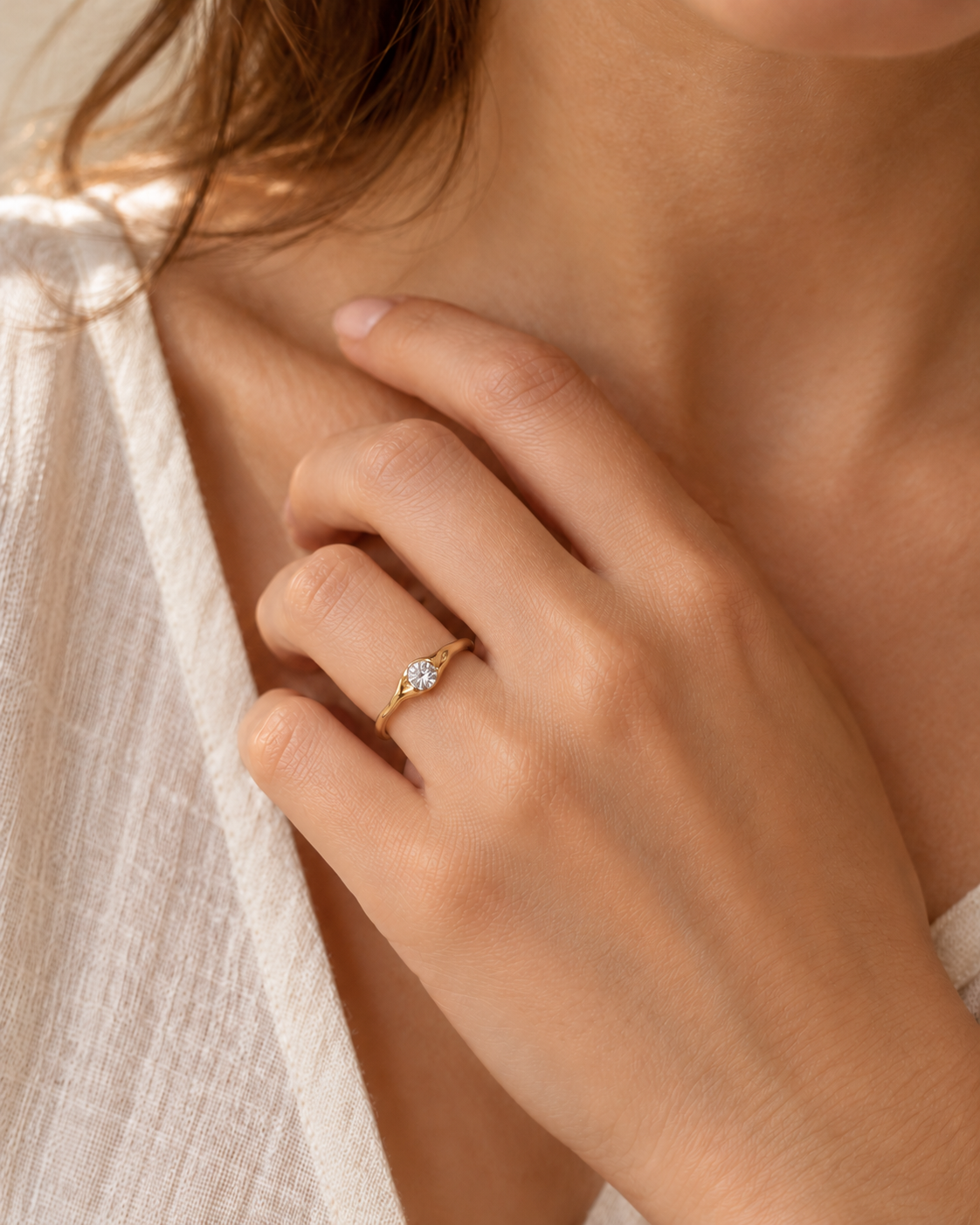 Bague solitaire ondulée avec zircon, portée à la main, dorée – Charmhabit