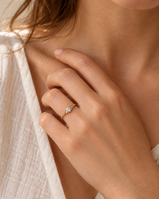 Wavy solitaire ring with cubic zirconia, worn on the hand, gold tone – Charmhabit