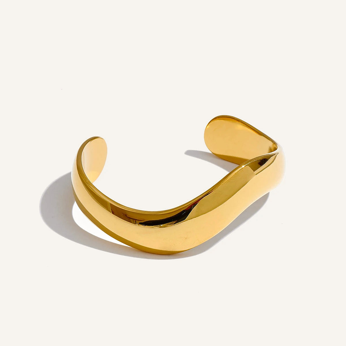 Glatte offene Manschette, goldfarben, auf hellem Hintergrund – Charmhabit