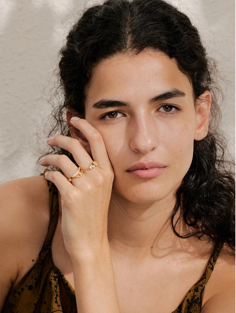 Goldfarbener Ring mit Zirkonia, getragen – Charmhabit