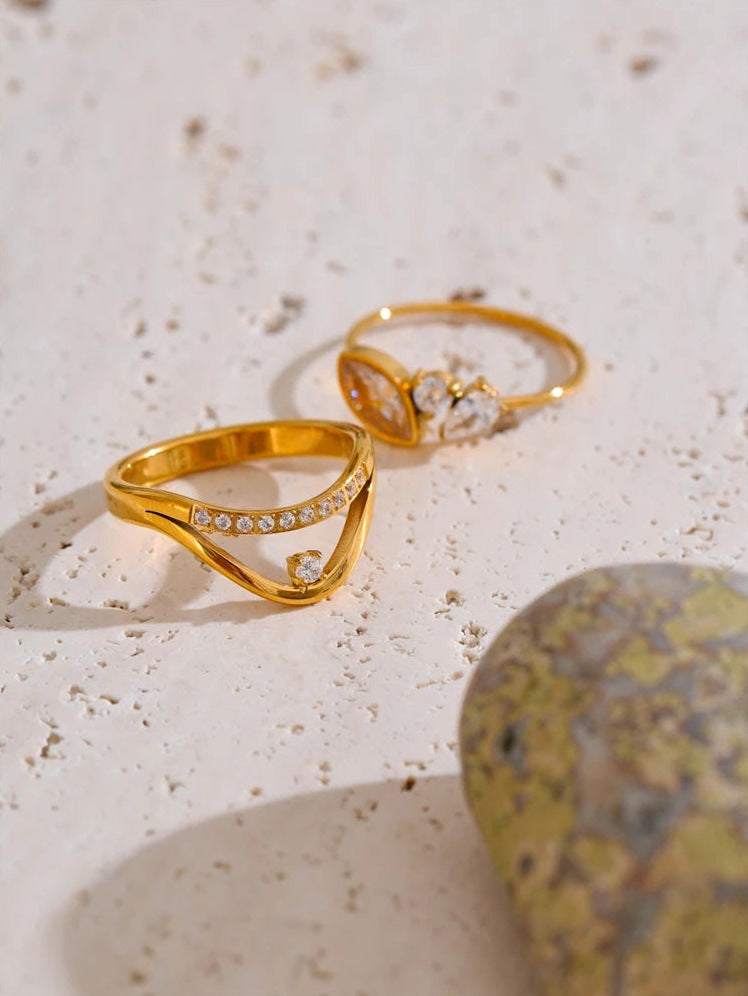 Goldfarbene Ringe mit Zirkonia, Stimmungsbild mit Stein – Charmhabit