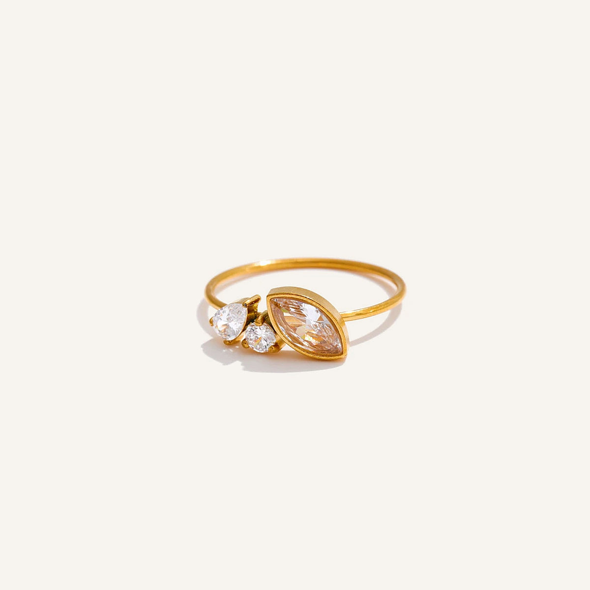 Goldfarbener Ring mit Zirkonia, schmales Band mit Steinen, auf hellem Hintergrund – Charmhabit