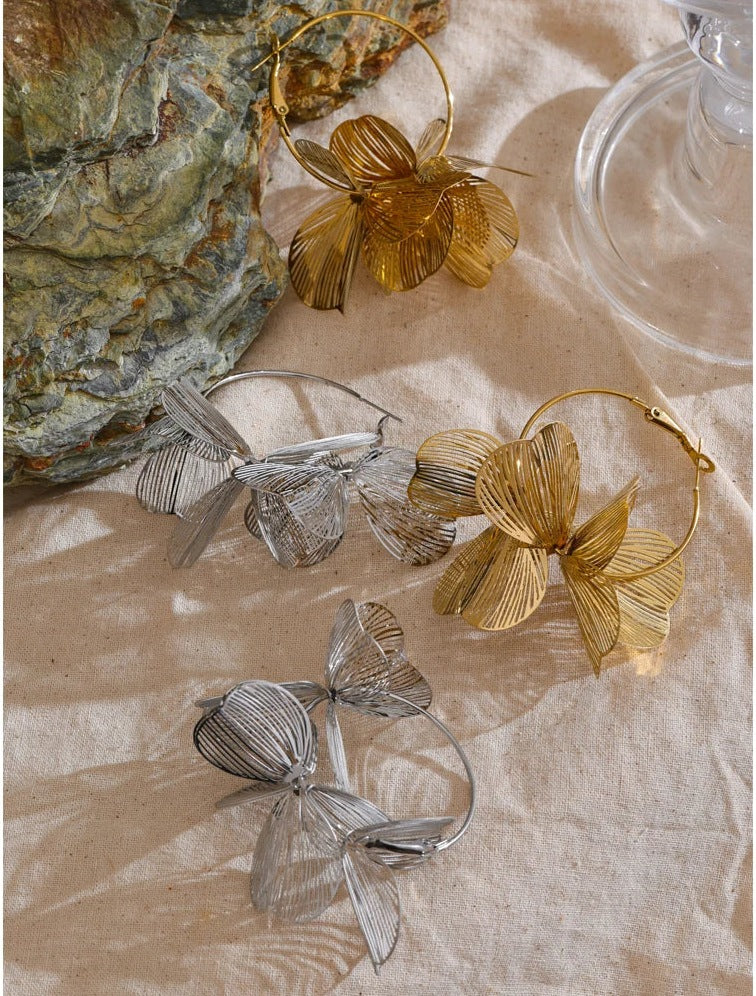 Große Creolen mit Metallblume in gold- und silberfarbenen Ausführungen auf Stoff – Charmhabit
