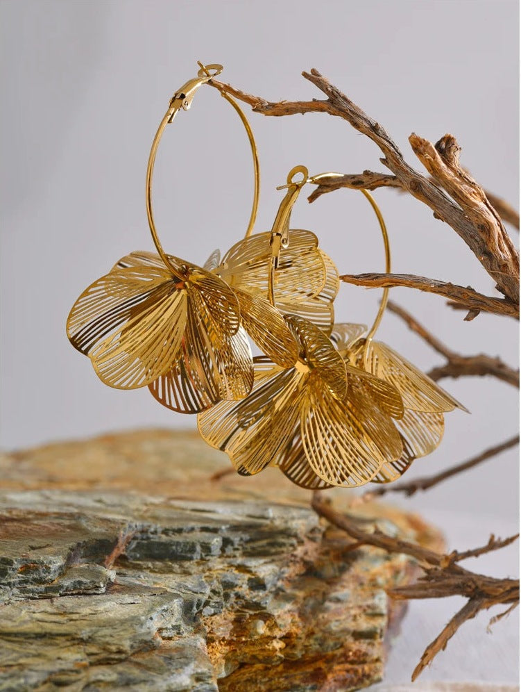 Große Creolen mit Metallblume, goldfarben, auf einem Zweig – Charmhabit