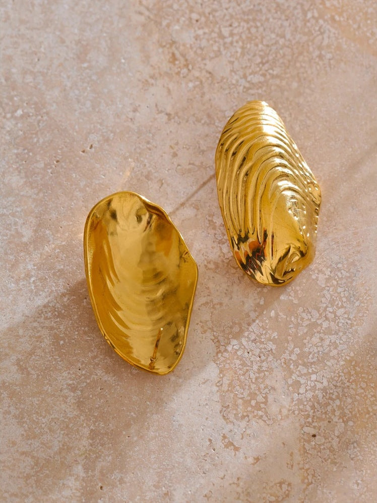 Large ribbed shell-shaped stud earrings, back and front views – Charmhabit