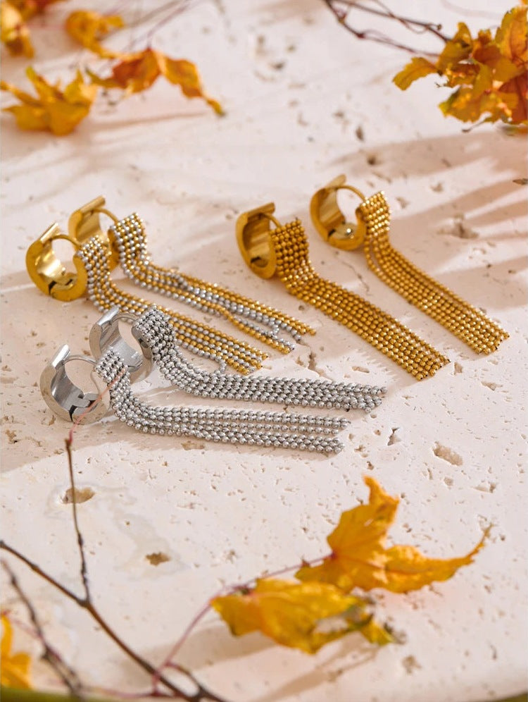 Créoles huggies à franges de chaînes à billes sur un fond clair avec des feuilles d'automne – Charmhabit