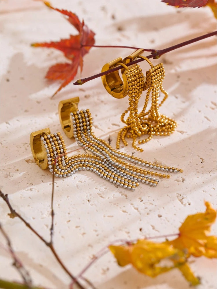 Créoles huggies à franges de chaînes à billes parmi des feuilles d'automne – Charmhabit